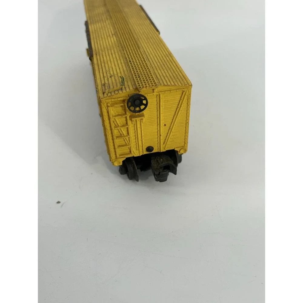 Lionel Lines 6656 LiveStock Car Yellow O Gauge, Postwar Working Sliding Doors